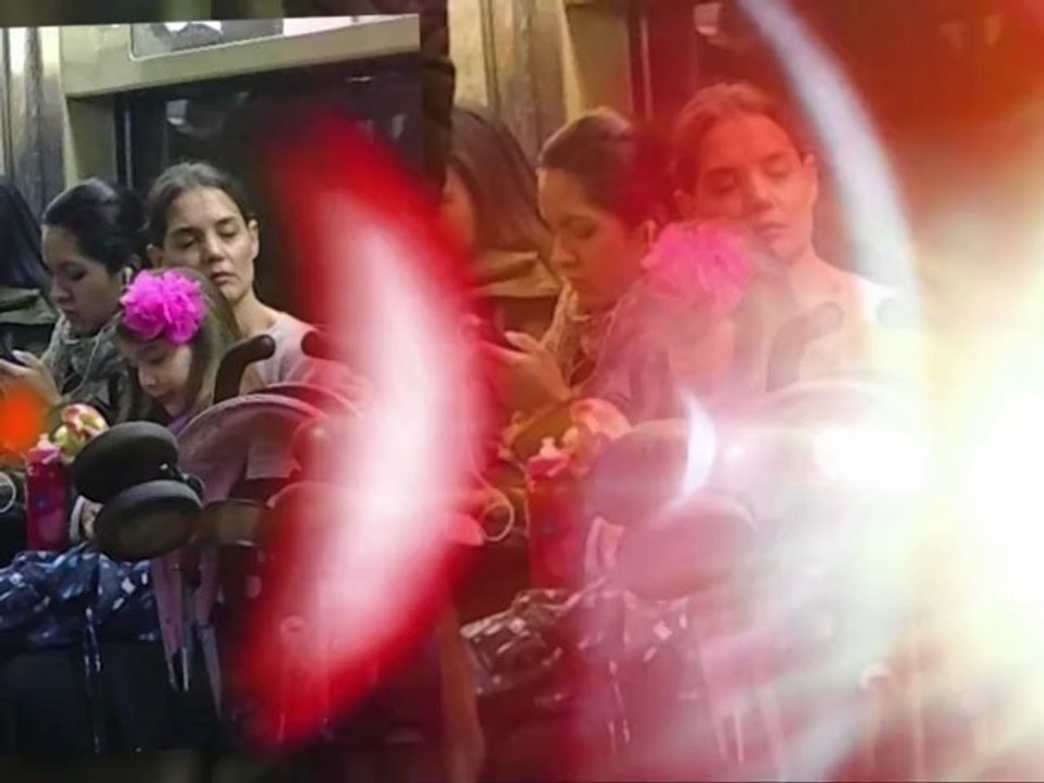 Katie Holmes fait une sieste dans le métro