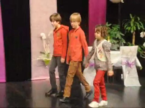 Défilé de mode enfants au salon du mariage de Montceau-les-Mines (20/11/12)