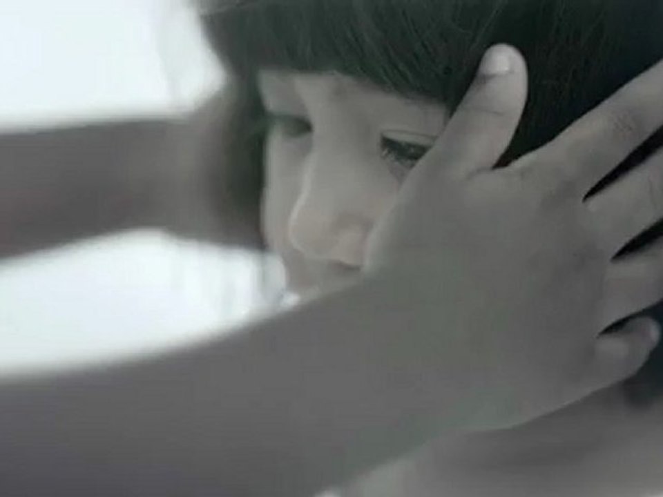 "Quand 7 millions d'enfants meurent, c'est l'enfer..." Spot de campagne UNICEF France