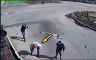 Kaza esnasında arabadan fırlayan adam