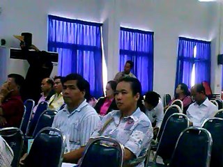 ปภ.จังหวัดนครปฐมชี้แจงกรณีจ่ายเงินช่วยเหลือที่ห้องประชุมอ.สามพรานเมื่อ13พย55