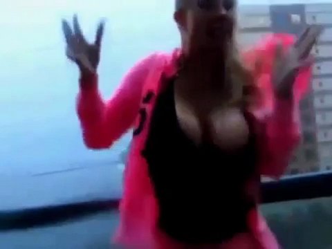 Genç Kız Fırtınaya Meydan Okudu