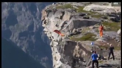 Richard Henriksen, Akrobasi yapayım derken bin 200 metreden düştü!