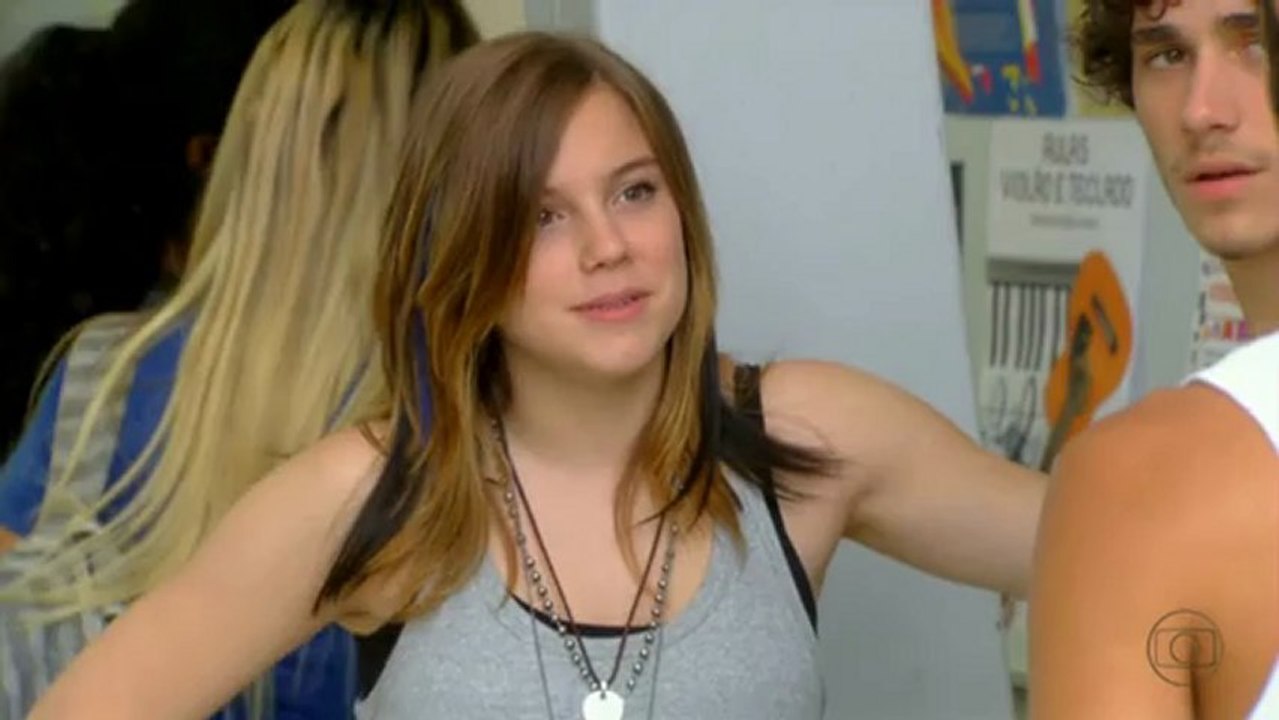 Dinho se irrita quando Gil fala com Lia e ignora sua presença