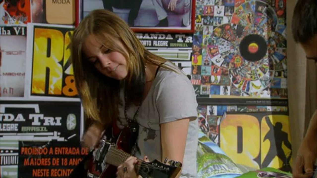 Lia fica sem graça com as investidas de Gil