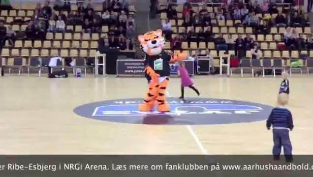 Milo, la mascotte d' Århus Håndbold danse, danse, danse... / Handball Danemark