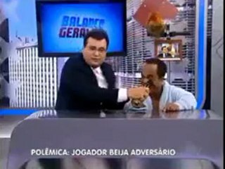 Jogador beija adversário em partida de handebol e causa confusão