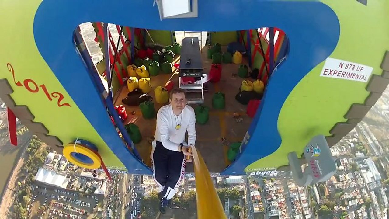 Maison volante avec des ballons d'hélium