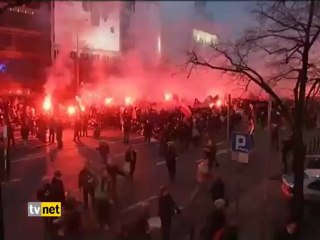 POLONYA'DA IRKÇILARDAN GÖVDE GÖSTERİSİ