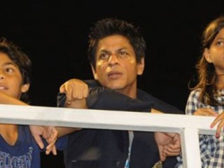 Shahrukh's Kids Reaction On Jab Tak Hai Jaan's Love Making Scenes