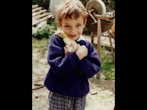 Cyril qui chante dans son enfance avec photos souvenirs