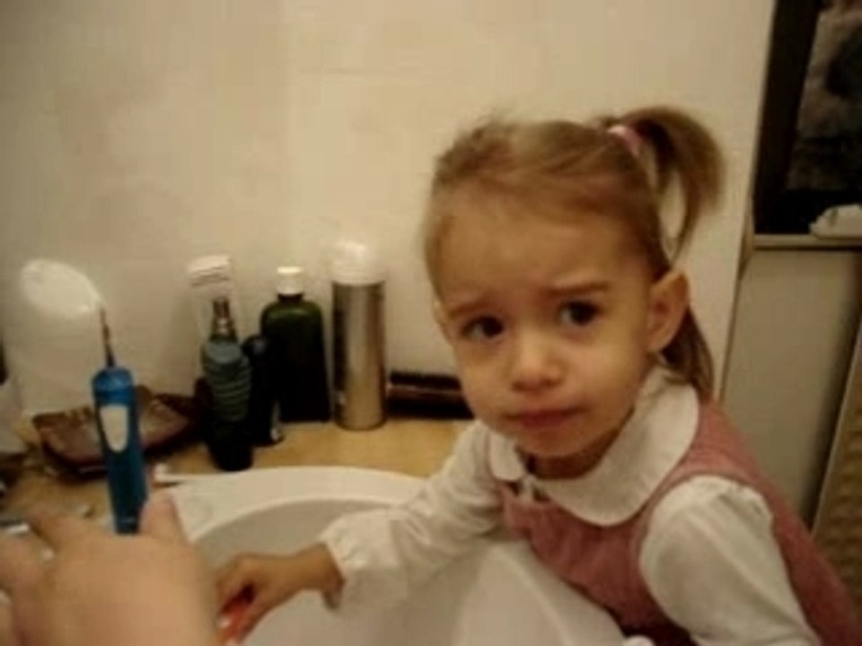 Manon se lave les dents