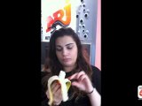 Stéphanie et Oriane mangent une banane... À quoi vous pensez ?