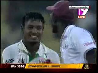 দ্বিতীয় টেস্টের দ্বিতীয় দিনে ব্যাট করছে
