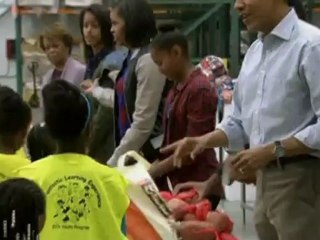 The Obamas handout Thanksgiving food
