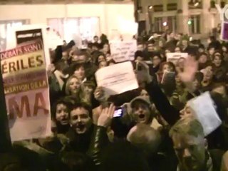 Rassemblement devant le siège du PS à Paris: la vidéo