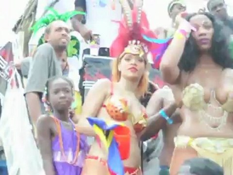 Rihanna Keeps Fans Waiting… So She Can Visit Sex Shops