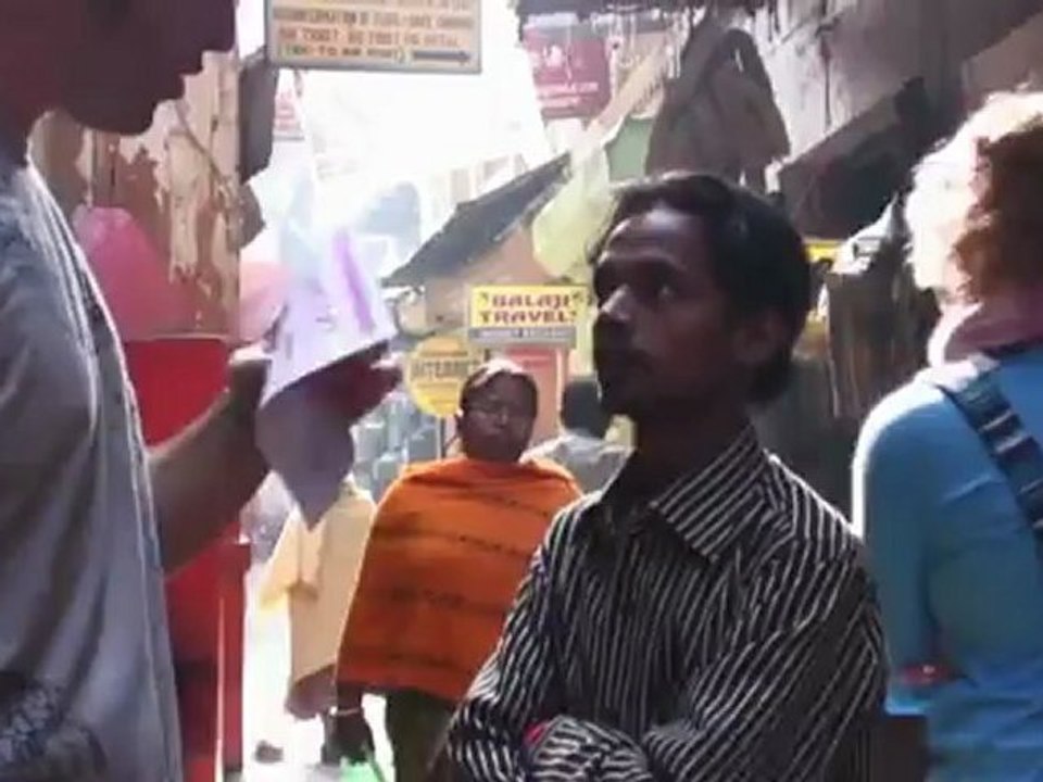 32 - La calle Ganga Mahal de Varanasi, mucha vida en dos metros de ancho - Viaje a India