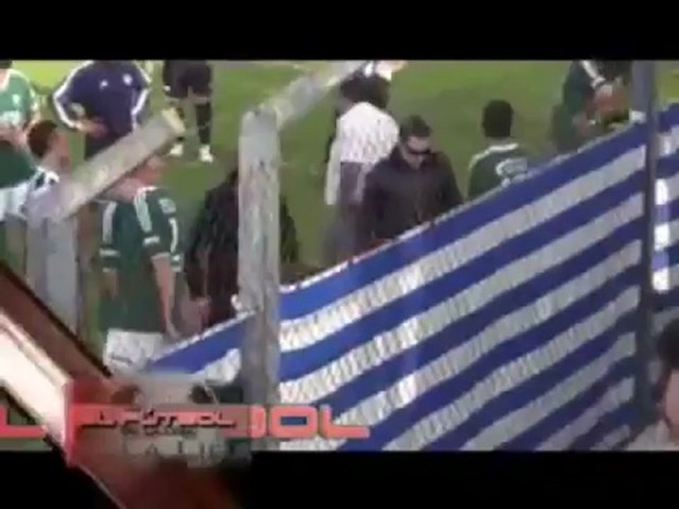 Cầu thủ đánh trọng tài dã man