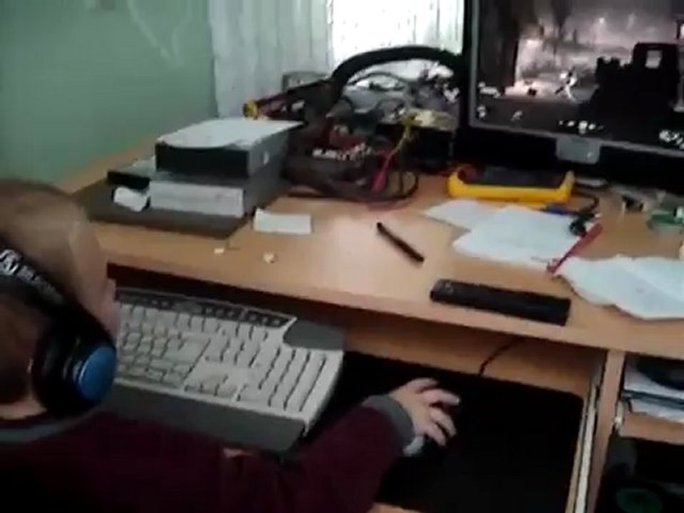 Call of Duty 4  Modern Warfare oynayan 4 yaşındaki çocuk