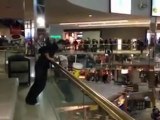 Base Jump dans un centre commercial