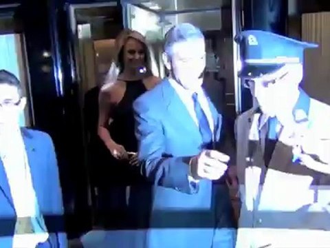 Stacey Keibler en bikini recouverte de boue de la Mer Morte