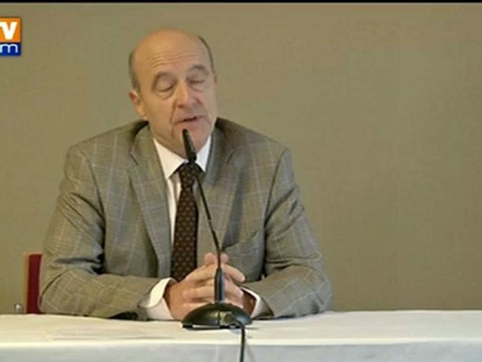 Alain Juppé demande aux deux camps UMP d'arrêter de se jeter "des noms d'oiseaux"