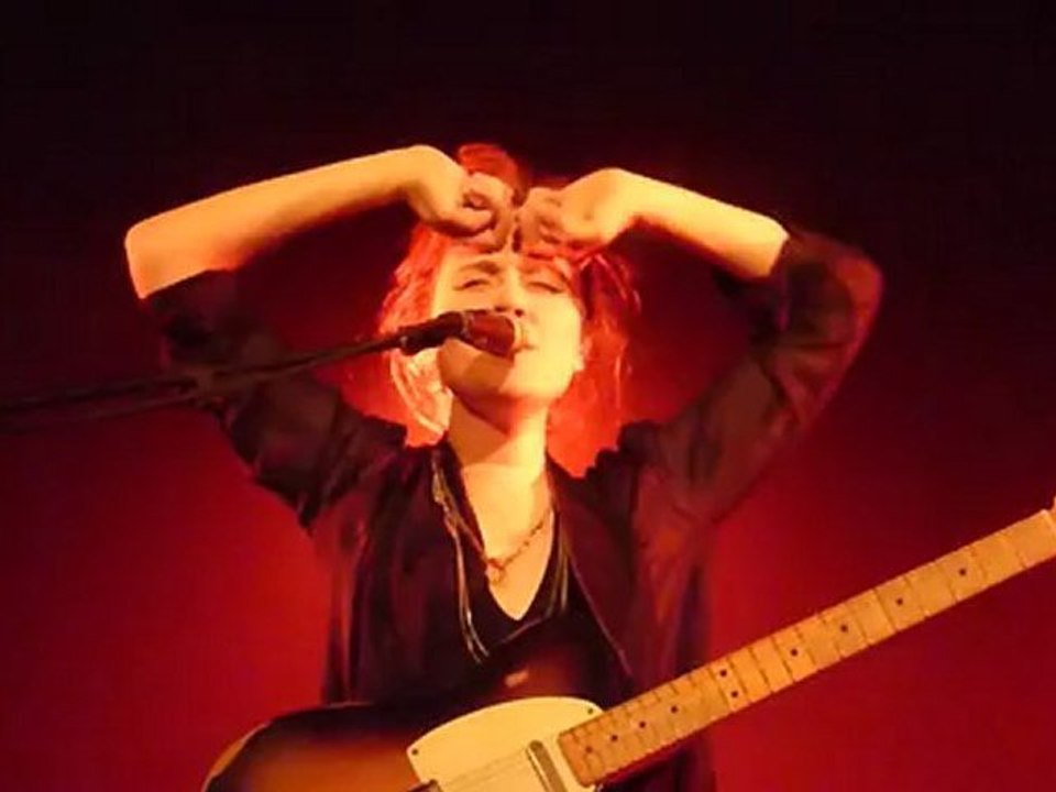 Lisa Portelli "Les chiens dorment"