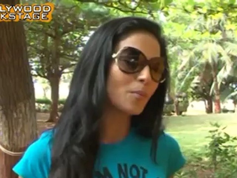 Veena Malik sets NEW KISSING RECORD!