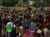 Wet Flashmob! RT reporter soaked in water gun fight