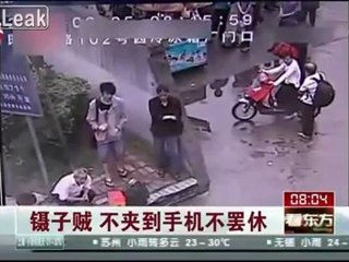 to-periptero.com-Ληστεία με κινέζικα ξυλάκια!-2