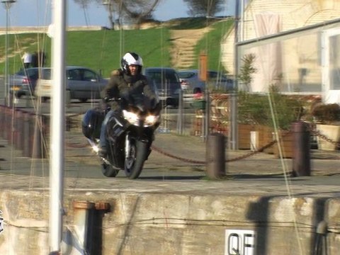 Lolo tombe dans le Port de Saint Martin en Ré en Yamaha FJR 1300
