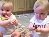 les bébés jumeaux imitent papa