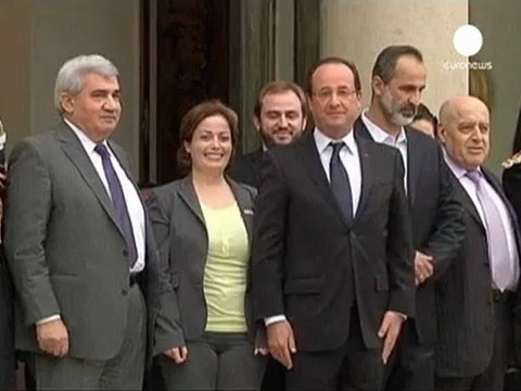 Siria, ribelli contro kurdi. L'opposizione conquista una...