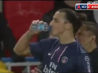 Zlatan Ibrahimovic s'énerve contre le 4e arbitre (PSG-Troyes)