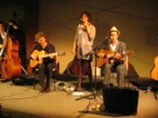 Concert Gil et les gadji instrumental et chant avec la belle Catia