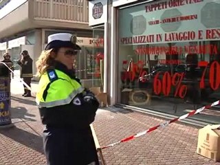 si sgretola il cornicione panico in strada