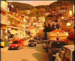 "Καβάλησαν" τα πεζοδρόμια...στο Καρπενήσι