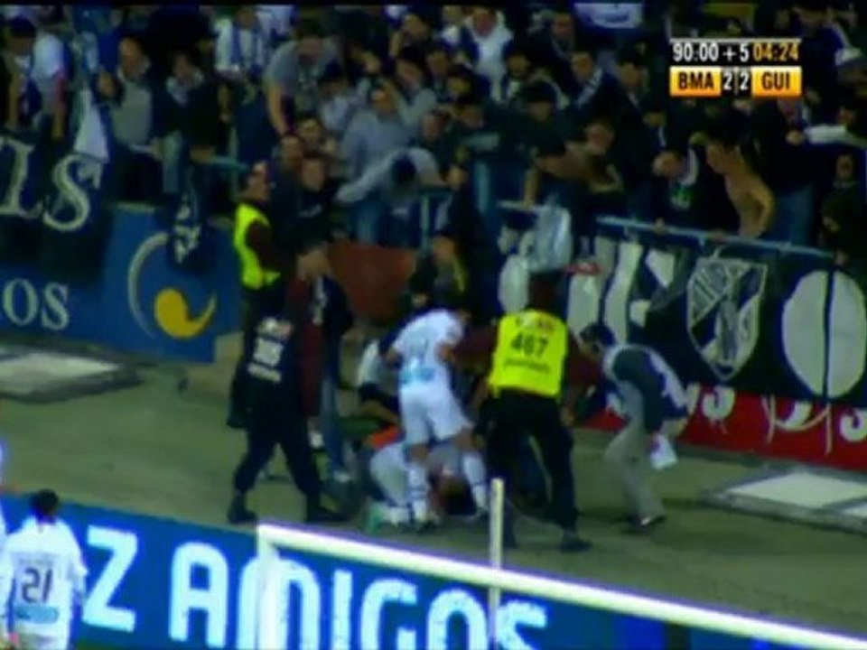 Kuscheln mit den Fans: Irrer Torjubel von Amido Balde