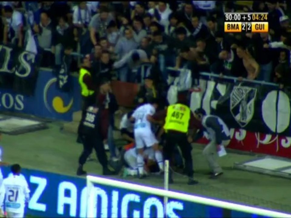 Profi nach Treffer auf Schmusekurs mit Fans