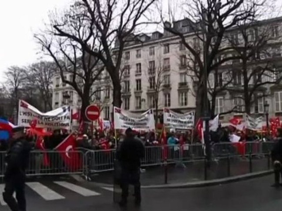 Manifestation d'opposants à la loi devant l'Assemblée nationale