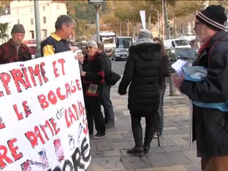 Frédérique Massat face aux manifestants anti-aéroport