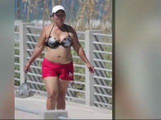 Arrestan a una mujer por montarse sobre un manatí