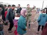 Sírios fogem para a Turquia com medo de bombardeios