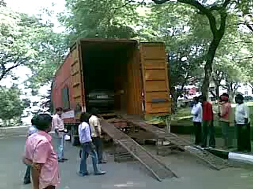 FORD FISTA CAR LOADING