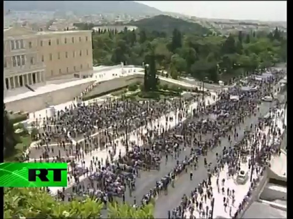 Greece riots: 100,000 fight against harsh cuts in Athens protests