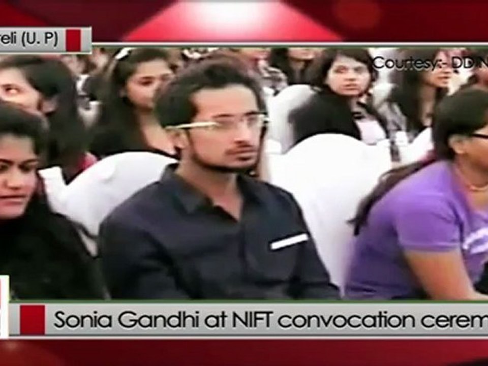 Sonia Gandhi encourages the students at NIFT Raebareli