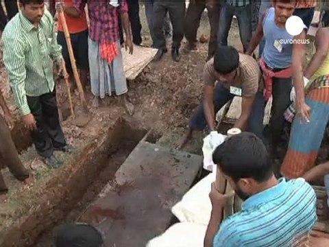 Les ouvriers du textile manifestent au Bangladesh après...