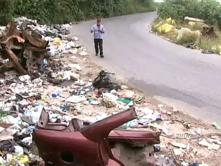 Calles de El Junquito entre huecos y escombros