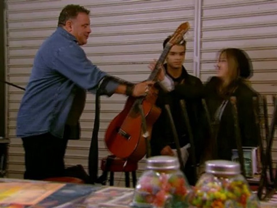 Dinho vê Lia com Gil